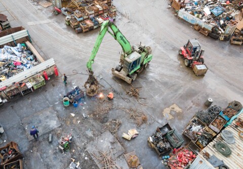 Pohled na manipulační nakladač v provozovně kovošrotu Kuchař