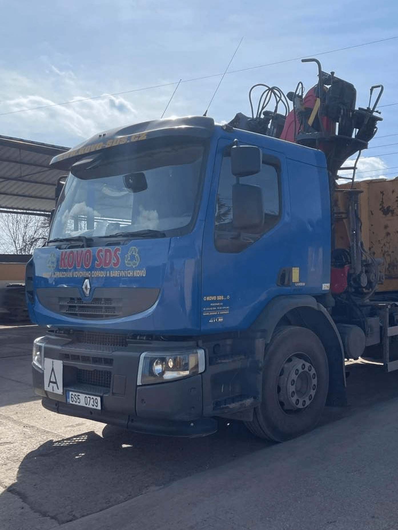 Nosič kontejnerů s hydraulickourukou Epsilon 120Z. Celková nosnost: 26 tunCelková nosnost v soupravě: 44 tunKontejnery: 18m³ až 36m³