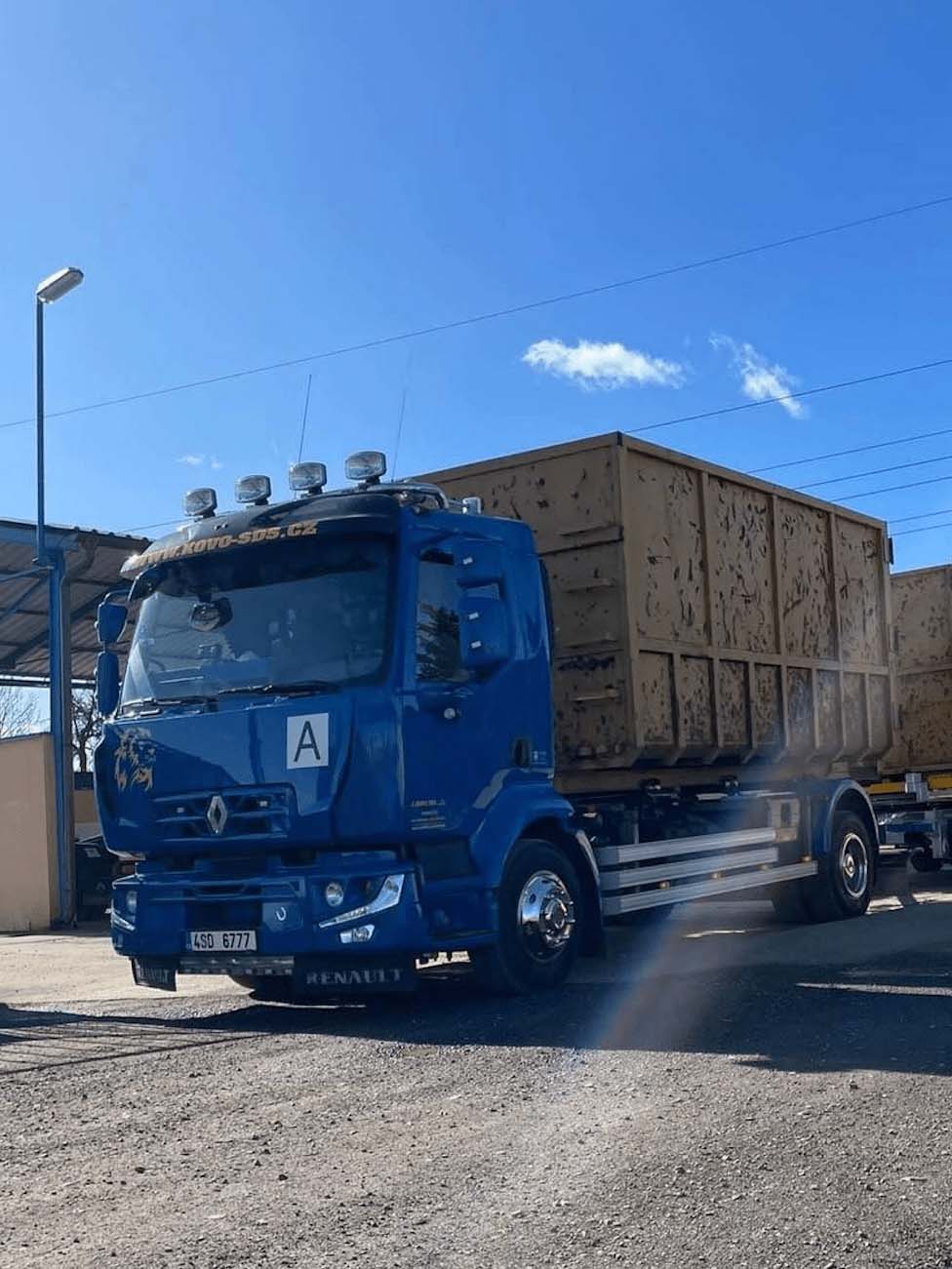 Nosič kontejnerů s hydraulickourukou Epsilon 90L. Celková nosnost: 18 tunCelková nosnost v soupravě: 26 tun