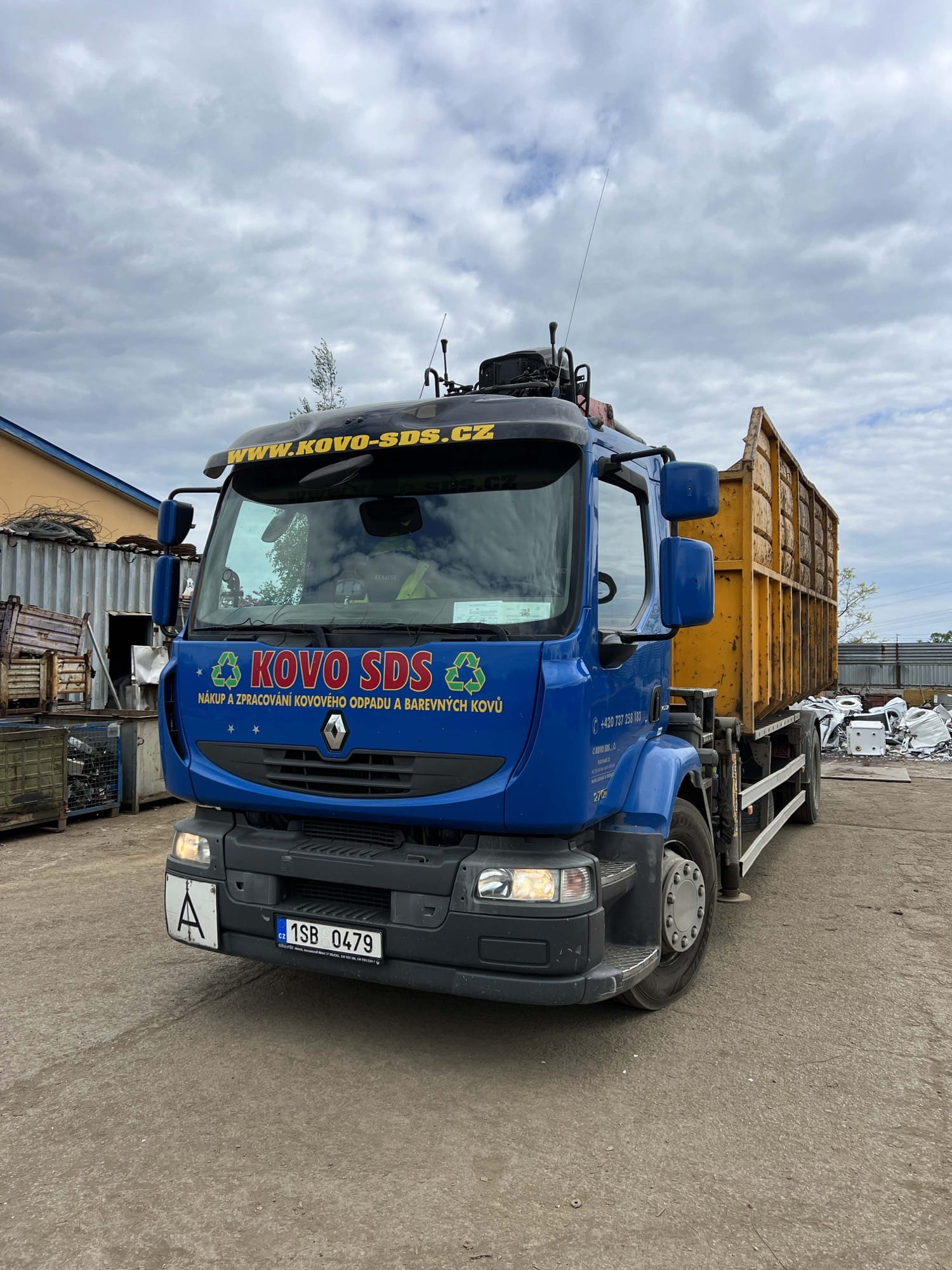 Sklápěč s hydraulickou rukou Epsilon 90L. Celková nosnost: 18 tun