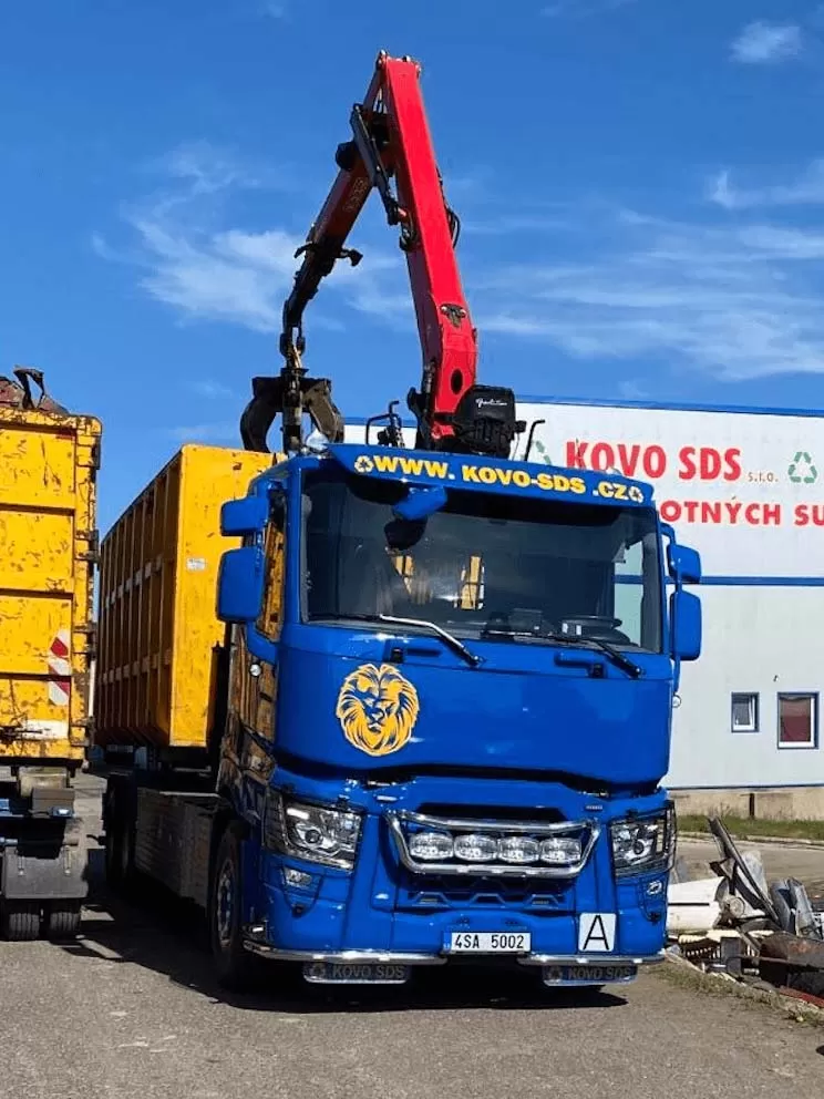 Nosič kontejnerů s hydraulickourukou Epsilon 110Z. Celková nosnost: 26 tunCelková nosnost v soupravě: 44 tunKontejnery: 18m³ až 38m³