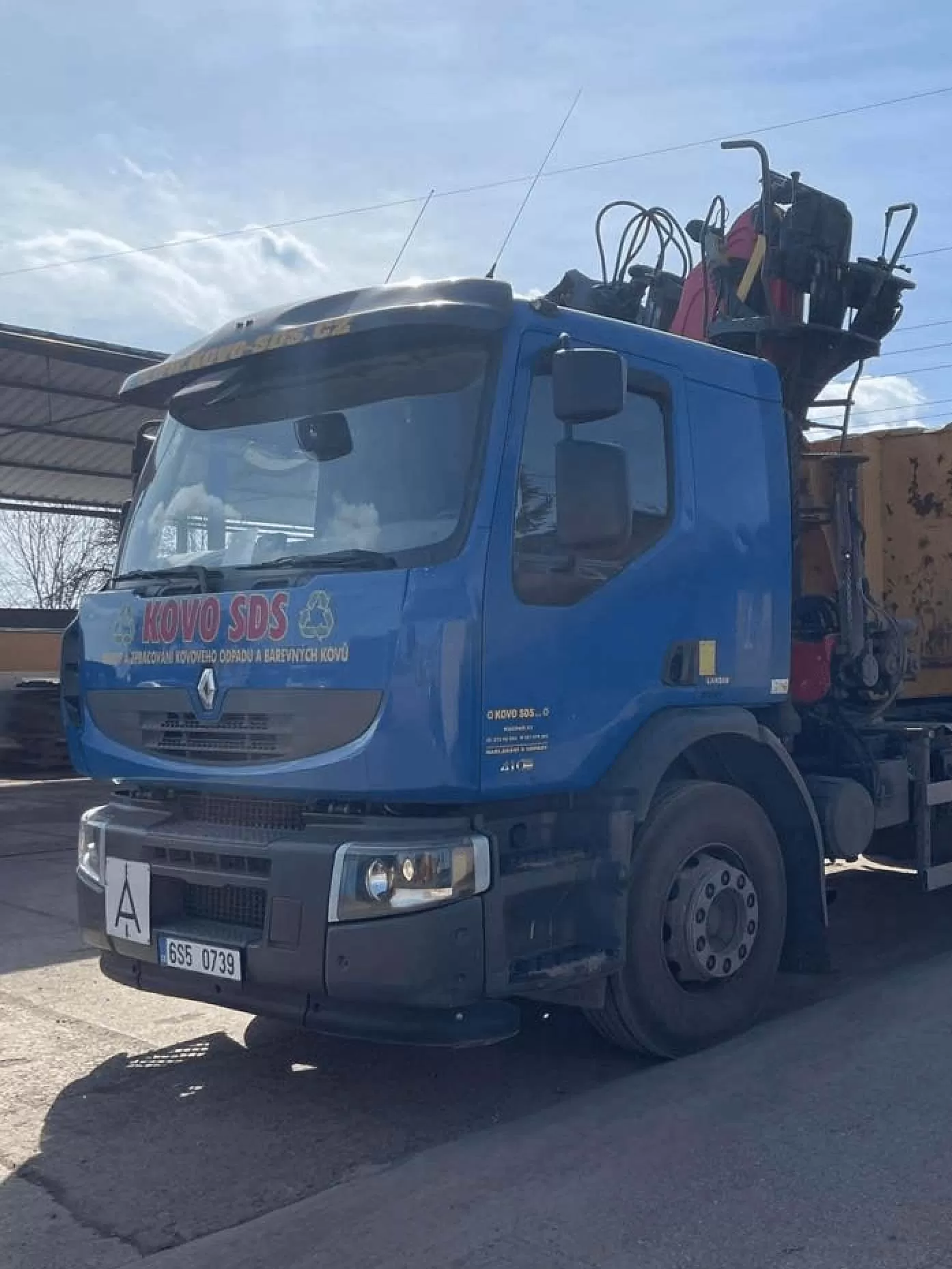 Nosič kontejnerů s hydraulickourukou Epsilon 120Z. Celková nosnost: 26 tunCelková nosnost v soupravě: 44 tunKontejnery: 18m³ až 36m³